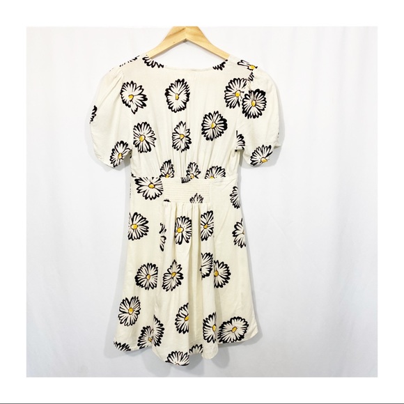 Urban Outfitters Bettie Twist Knot Daisy Print Floral Dress - Picture 8 of 13